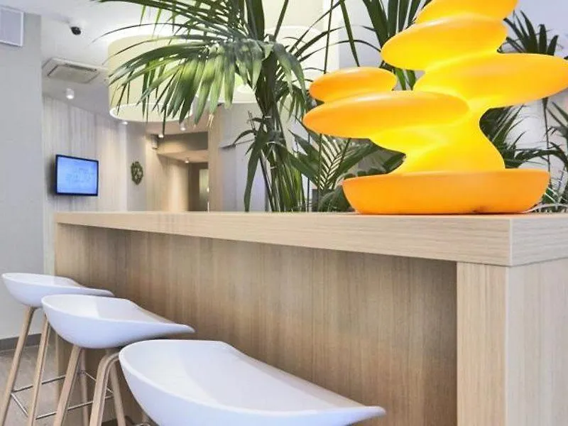 ***  Hotel Kyriad Paris 18 - Porte de Clignancourt - Montmartre France